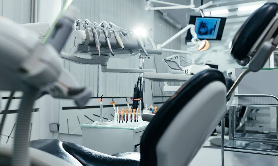 Jak nowoczesny sprzęt dentystyczny wpływa na jakość leczenia w Iławie?