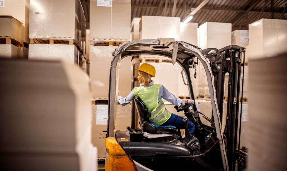 Wynajem wózków widłowych a optymalizacja procesów logistycznych