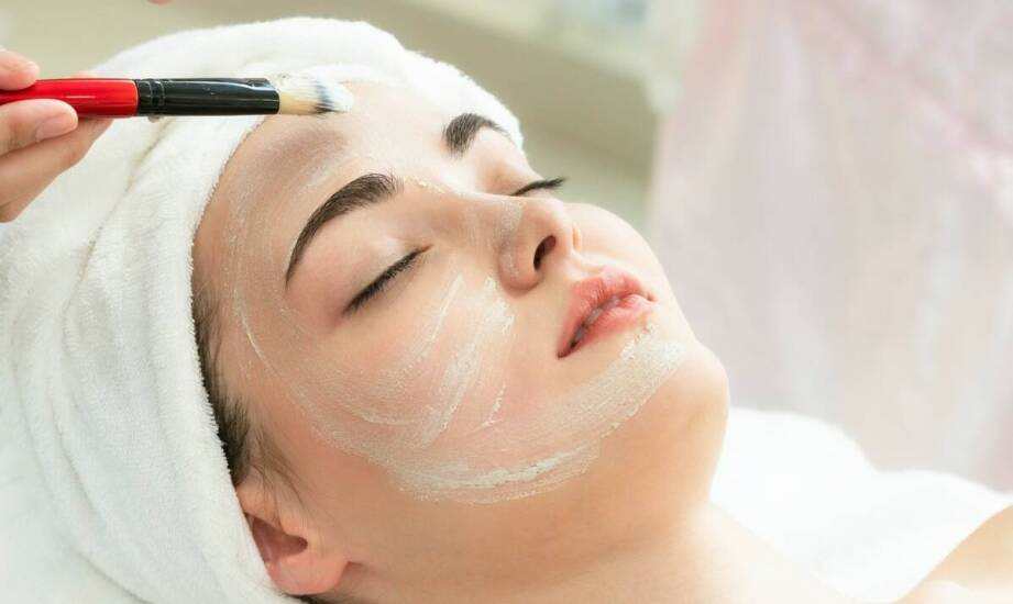 Jakie korzyści niesie ze sobą regularne stosowanie peelingu chemicznego?