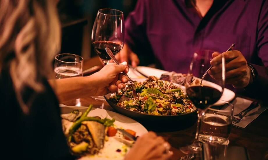 Jakie potrawy inspirowane lokalnymi produktami oferuje restauracja hotelowa?