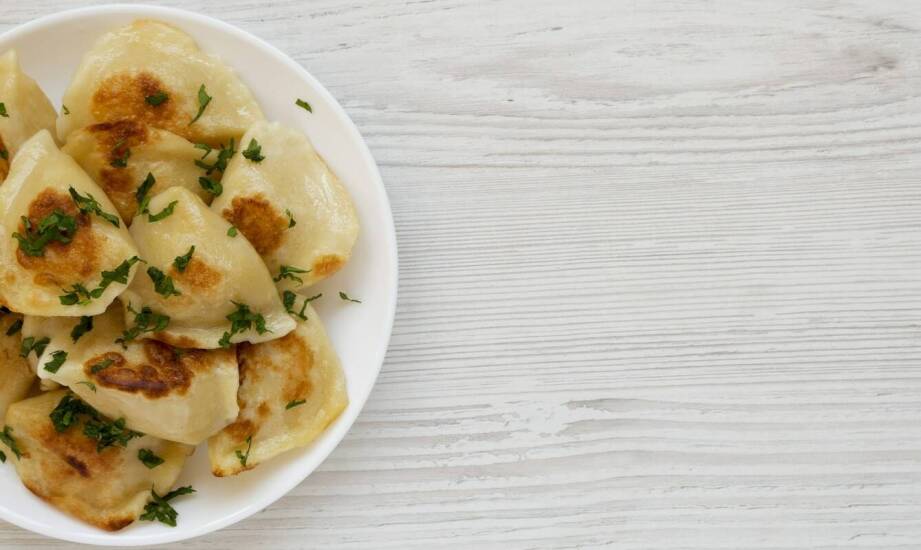Dlaczego warto spróbować polskich pierogów w restauracji?