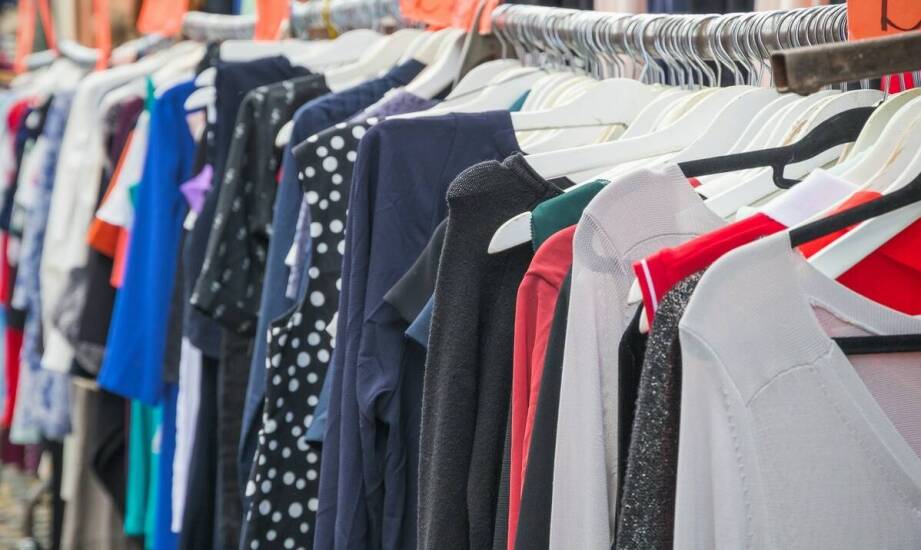 Jakie są zalety noszenia koszulek medycznych wykonanych z mieszanki bawełny i wiskozy?