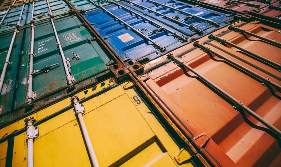 Jakie są kluczowe czynniki wyboru formy transportu towarów?