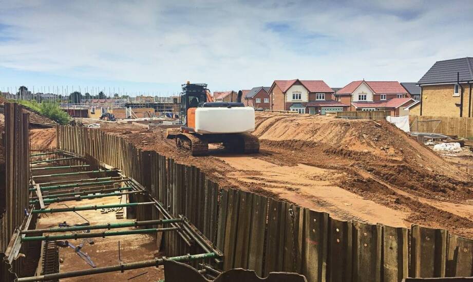 Rola usługi minikoparką w instalacjach ogrodzeń kutych i balustrad