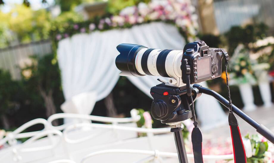 Jak wynajem profesjonalnego sprzętu fotograficznego wpływa na jakość zdjęć z przyjęć okolicznościowych?
