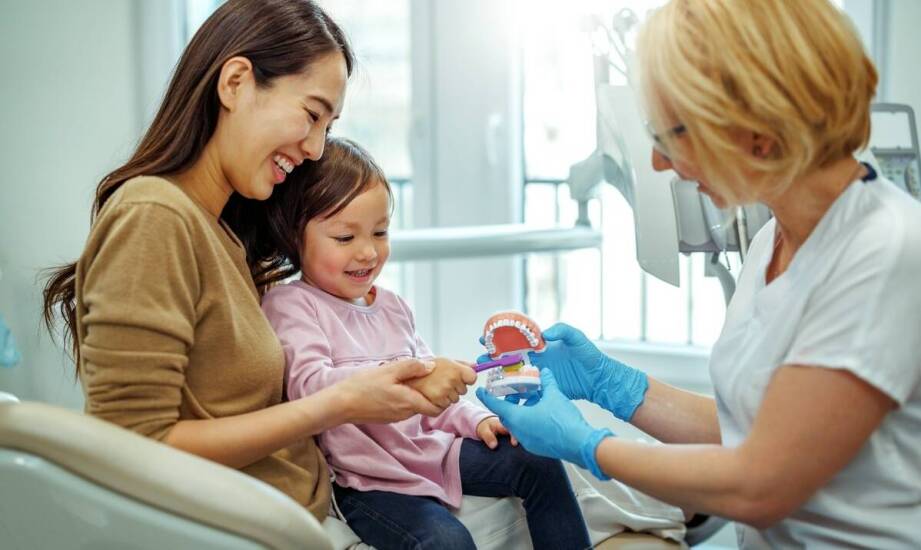 Jakie zabiegi profilaktyczne oferuje dentysta złotów dla dzieci?