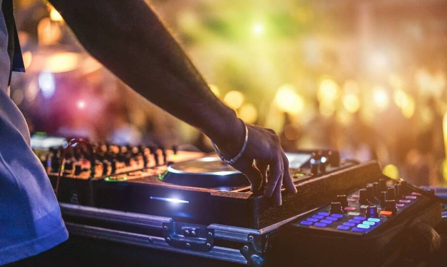 Kluczowe elementy udanej obsługi imprez firmowych - co oferuje profesjonalny DJ?
