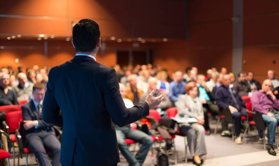 Dlaczego warto zatrudnić profesjonalnego konferansjera na imprezę biznesową?