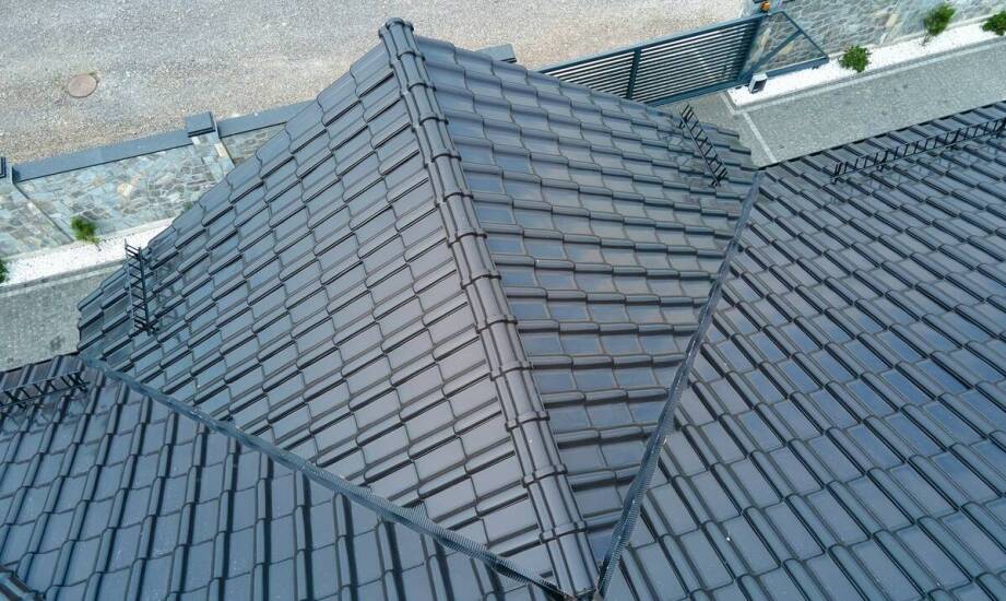 Czym wyróżniają się dachówki metalowe na tle innych materiałów pokryciowych?