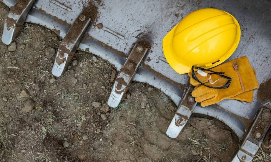 Jakie są kluczowe aspekty instalacji dekla plastikowego w różnych warunkach gruntowych?