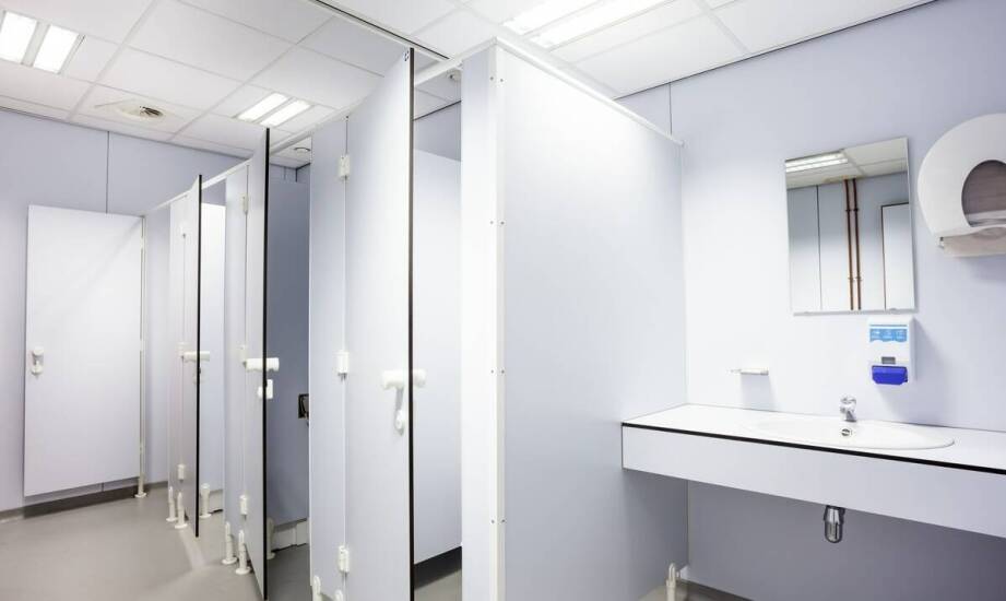 Kontenery sanitarne na budowie – jak zapewniają higieniczne warunki pracy?
