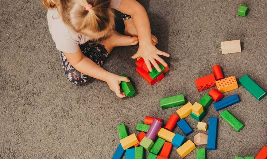 Zabawki edukacyjne: rola klocków drewnianych w rozwoju poznawczym dzieci