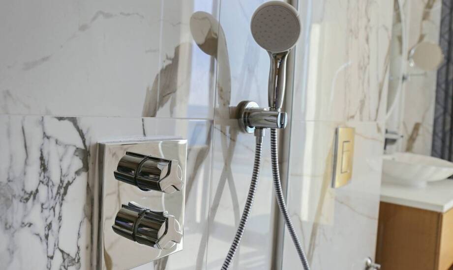 Wie installiert man eine Duscharmatur an der Badewanne?