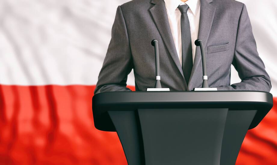 Rodzaje mównic — przegląd modeli drewnianych, akrylowych i multimedialnych
