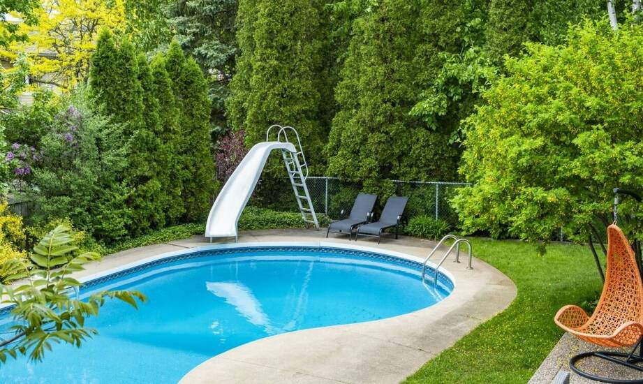 Wie halten Sie Ihren Garten-Swimmingpool die ganze Saison über sauber?