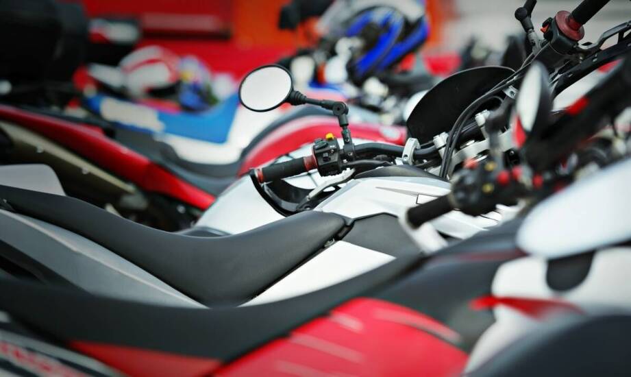 Różnice między skórzanymi a tekstylnymi modelami dainese kurtki