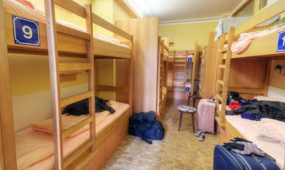 Jakie są zalety wyboru piętrowych łóżek w wieloosobowych pokojach hostelu?