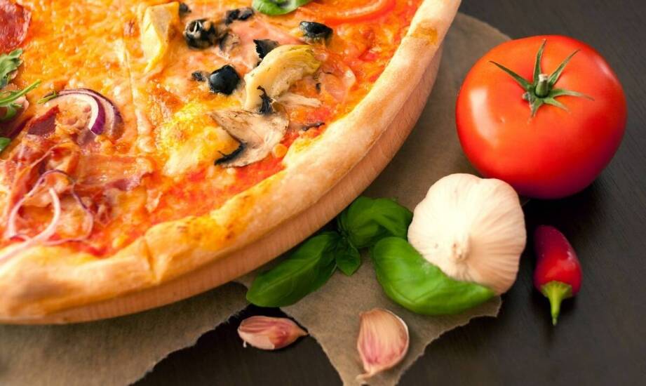 Jak piec opalany drewnem wpływa na smak pizzy?