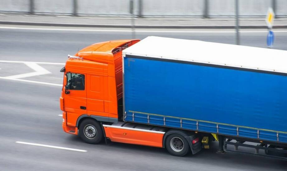 Jak plandeki samochodowe na wymiar wpływają na ochronę ładunków podczas transportu?