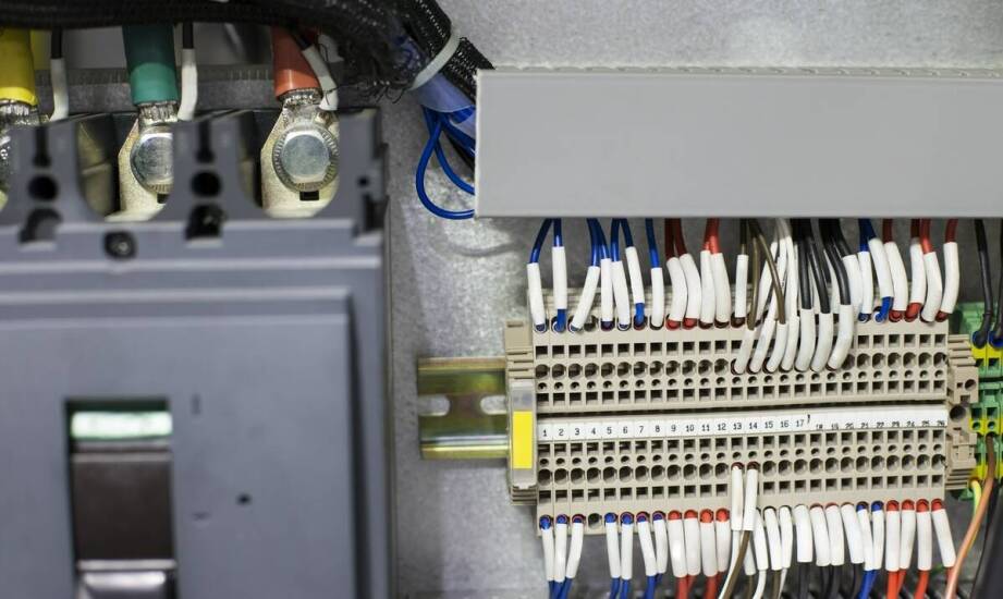 Mufy kablowe przelotowe a optymalizacja kosztów instalacji