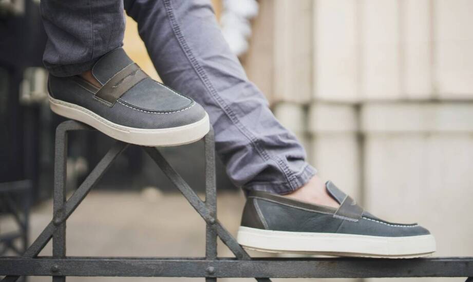 Jak nosić męskie sneakersy w stylizacjach sport casual?