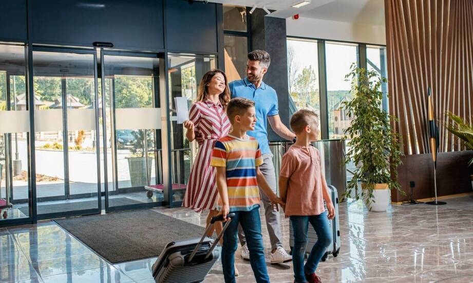Jakie udogodnienia oferuje zamkowy hotel dla rodzin z dziećmi?