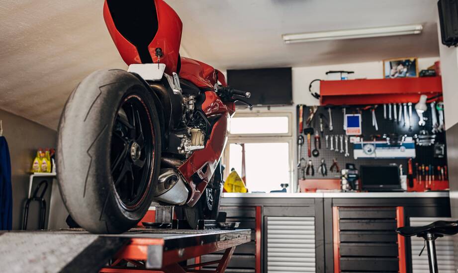 Podnośniki kolumnowe a bezpieczna obsługa motocykli i quadów