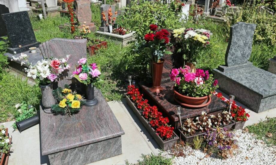 Ławki wkopywane na cmentarz a ochrona przed korozją