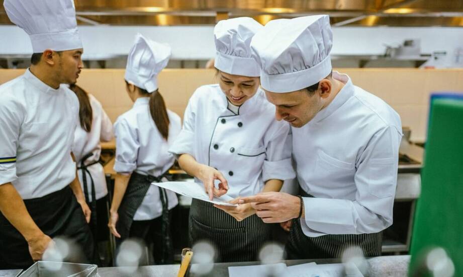 Dlaczego warto inwestować w spodnie kuchenne z wysokiej jakości materiałów?