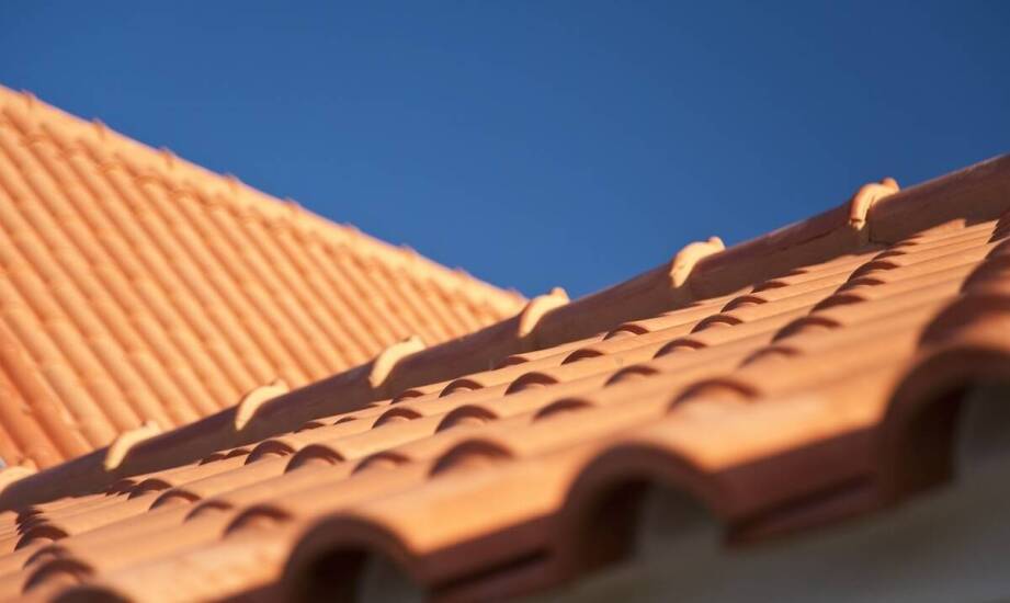 Trwałość i estetyka dachówek ceramicznych: co je wyróżnia?