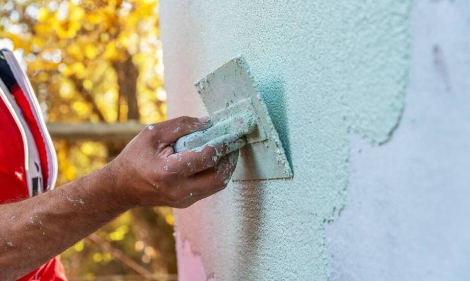 Jak wybrać odpowiednią strukturę wykończenia w systemie z tynkiem silikatowym?