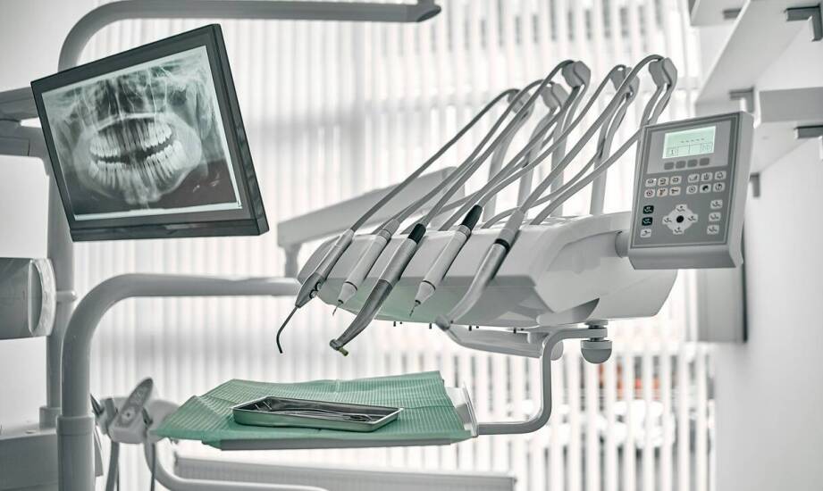 Co obejmuje kompleksowe leczenie kanałowe u dentysty w starej Miłosnej?