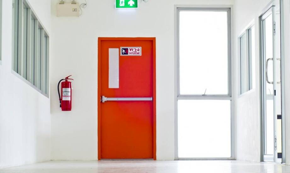 Zalety bram przeciwpożarowych przesuwnych w budynkach przemysłowych