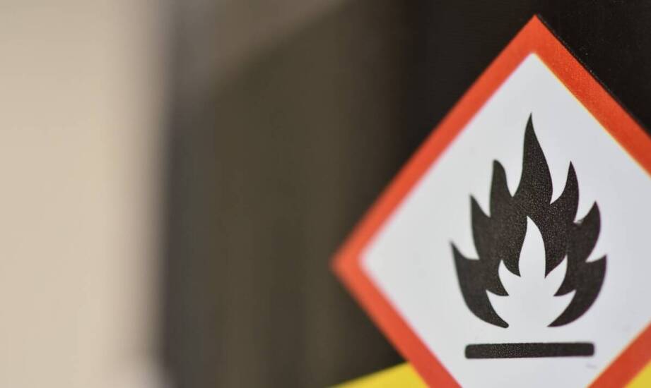 Szybkość i łatwość montażu naklejek bhp na maszynach
