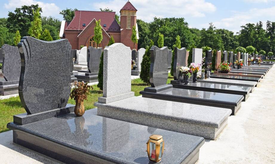 Nagrobki podwójne – na co zwracać uwagę przy wyborze?
