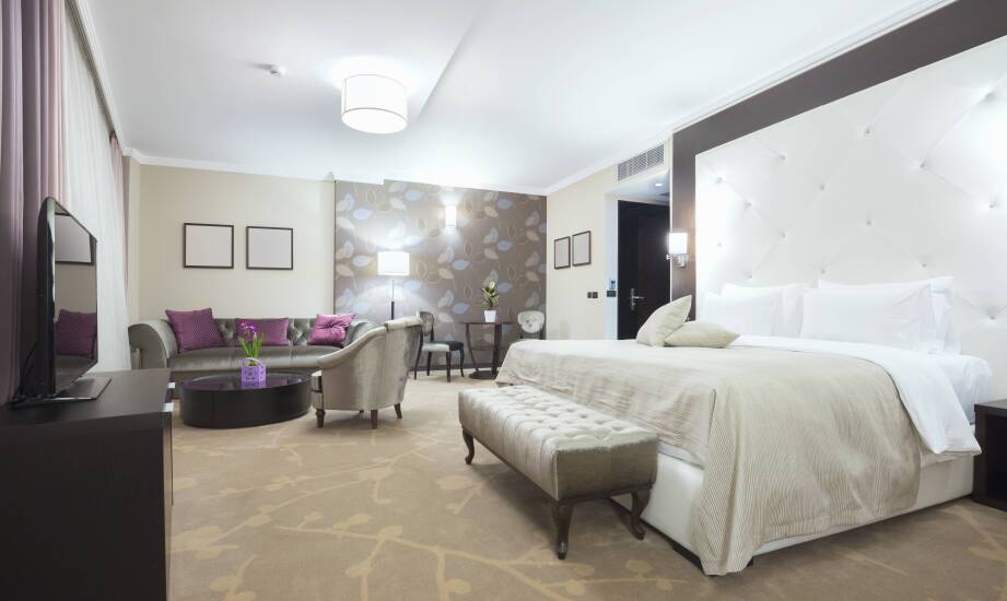 Welche Elemente sollten bei der Gestaltung von maßgefertigten Hotelmöbeln berücksichtigt werden?