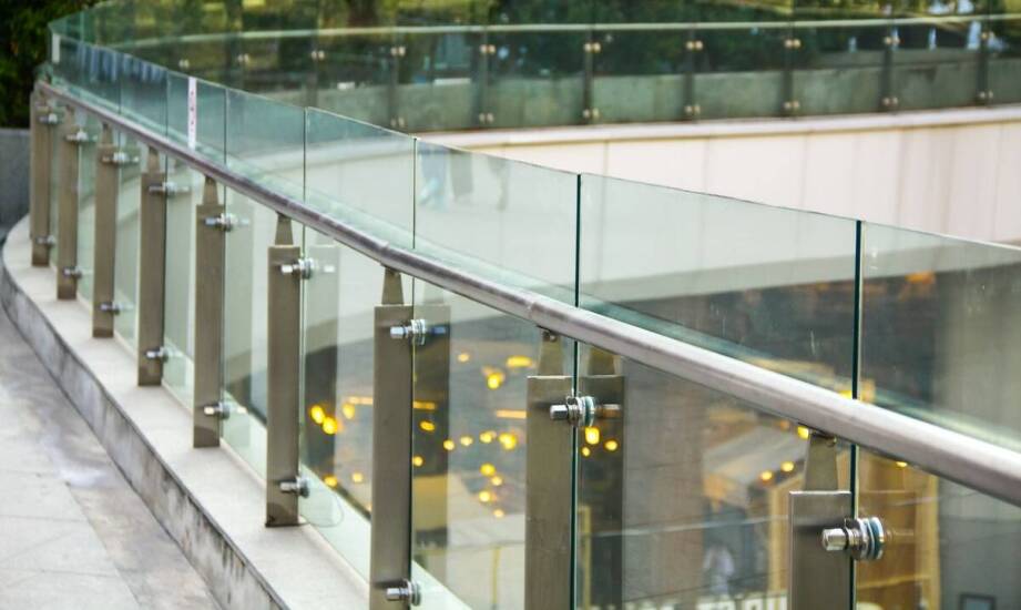Vergleich von Edelstahlgeländern und anderen Materialien