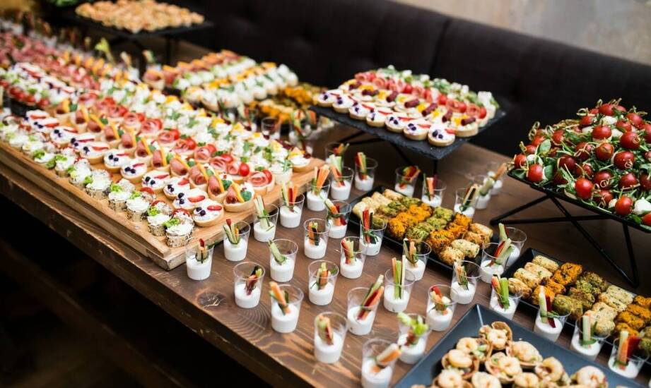 Catering imprezowy – jak dostosować ofertę do sezonowych składników?