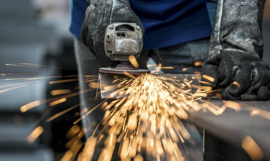 Jakie korzyści przynosi śrutowanie metalu w procesie renowacji konstrukcji?