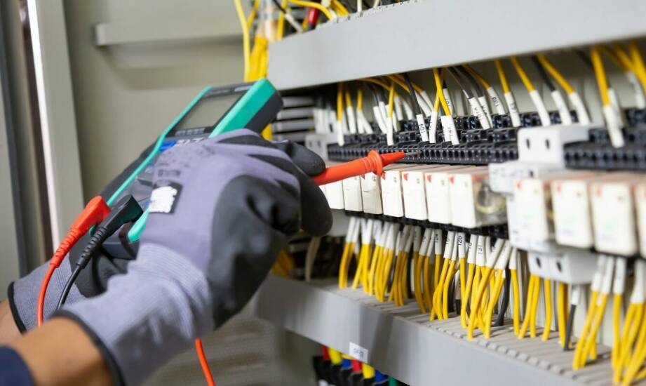 Instalacje elektryczne w konstrukcjach stalowych – co warto wiedzieć?