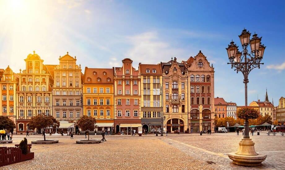 Wynajem busów 9 osobowych Toruń – porównanie cen i usług