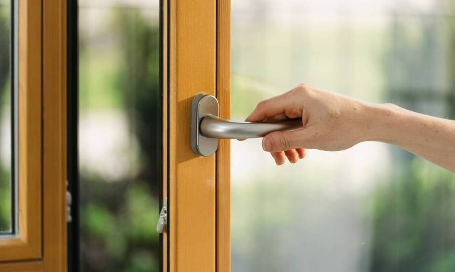 Wie wirkt sich die äußere Fensterverkleidung auf ihre Haltbarkeit und Ästhetik aus?