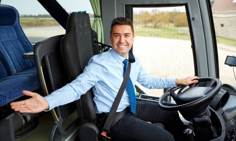 Jakie czynniki wpływają na cenę wynajmu busa z kierowcą?