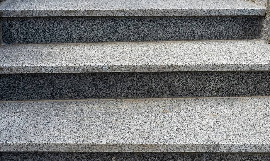 Personalizacja stopni granitowych – jakie możliwości oferuje rynek?