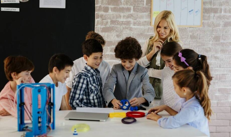 Jak rodzice mogą wspierać naukę dzieci z robotem edukacyjnym?
