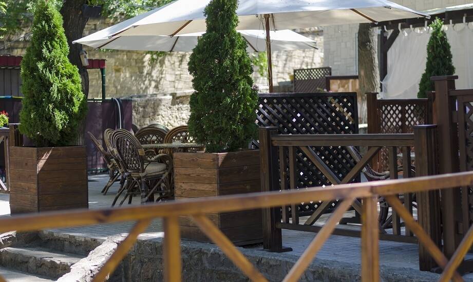 Ogród i patio jako dodatkowe przestrzenie eventowe w hotelu pod Wrocławiem