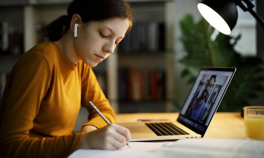 Jak zdobyć nowe kwalifikacje pedagogiczne dzięki studiom online?