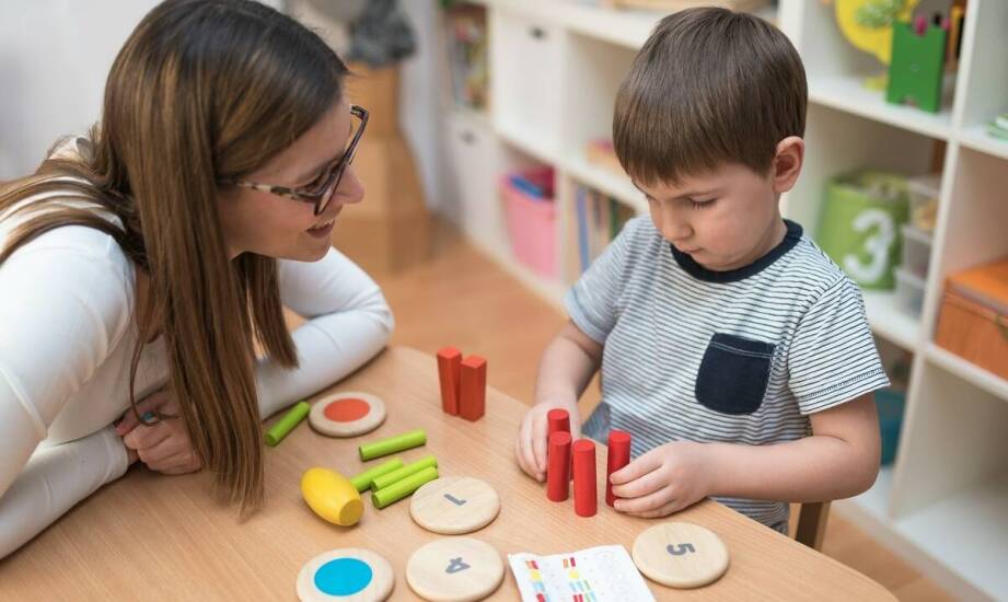 Terapia pedagogiczna: jak wspiera rozwój edukacyjny dzieci z trudnościami?