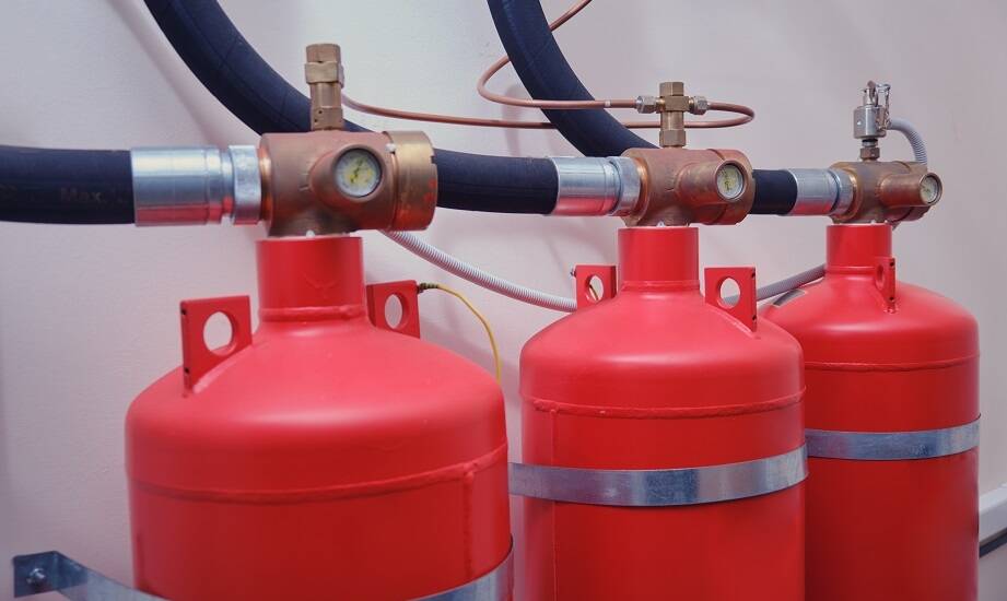 Jakie są wymagania prawne dotyczące instalacji systemów gaszenia gazami?