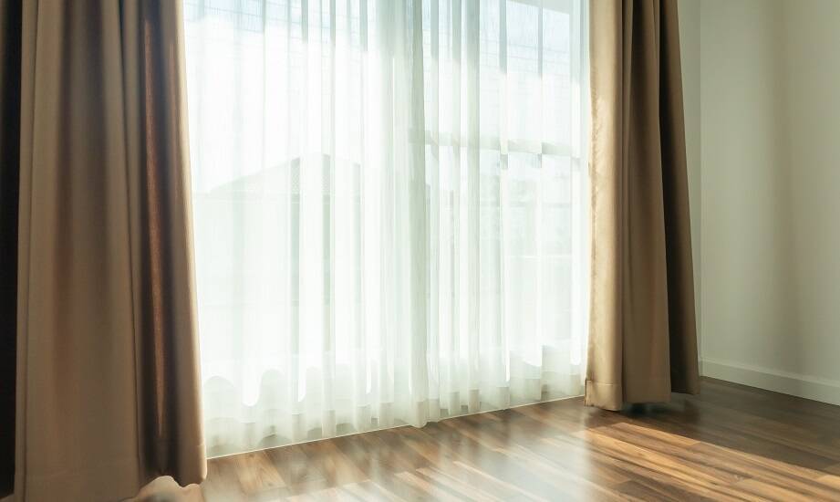 Tkanina na zasłony do salonu – jak wybrać odpowiednią kolorystykę?